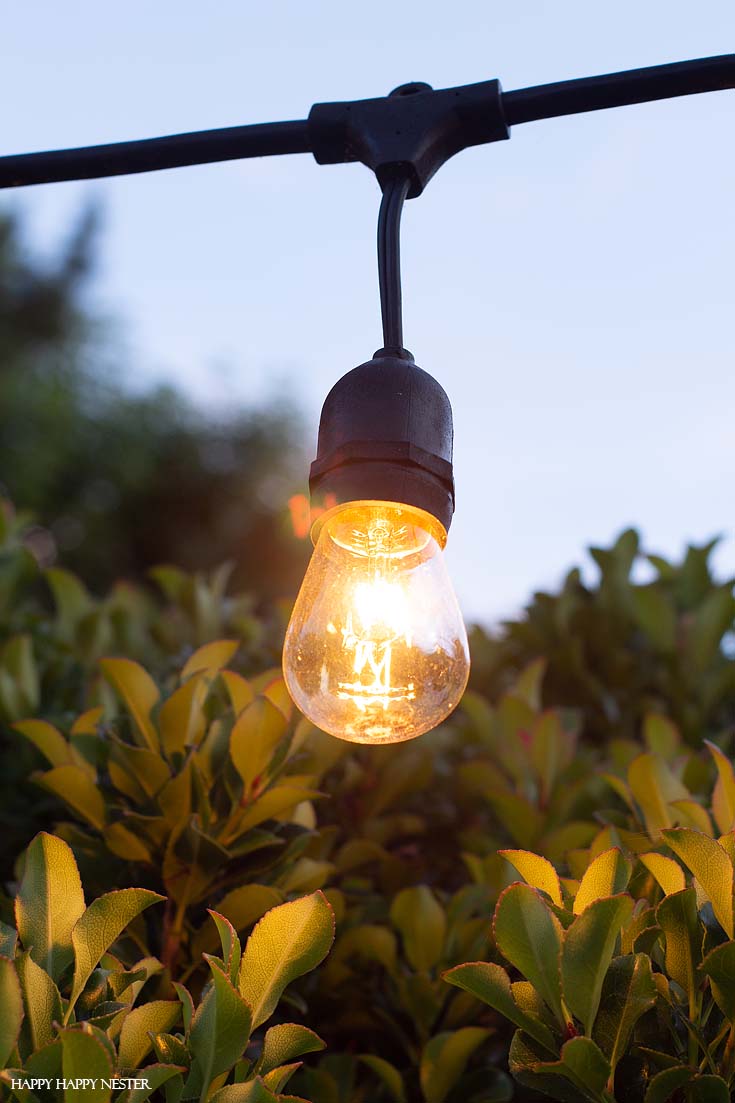 Terraza con luces colgantes
